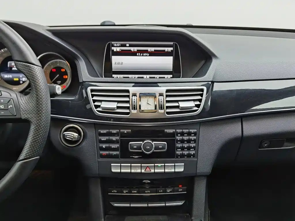 Mercedes-Benz E-Class — миниатюра 12