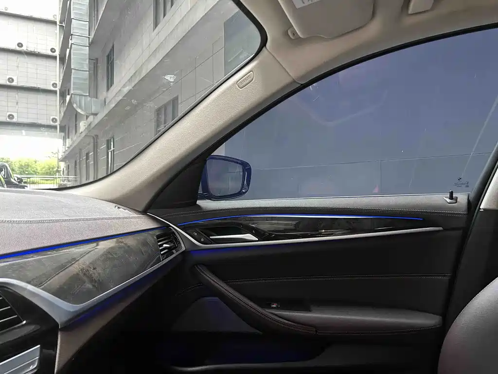 BMW 5 Series — миниатюра 8