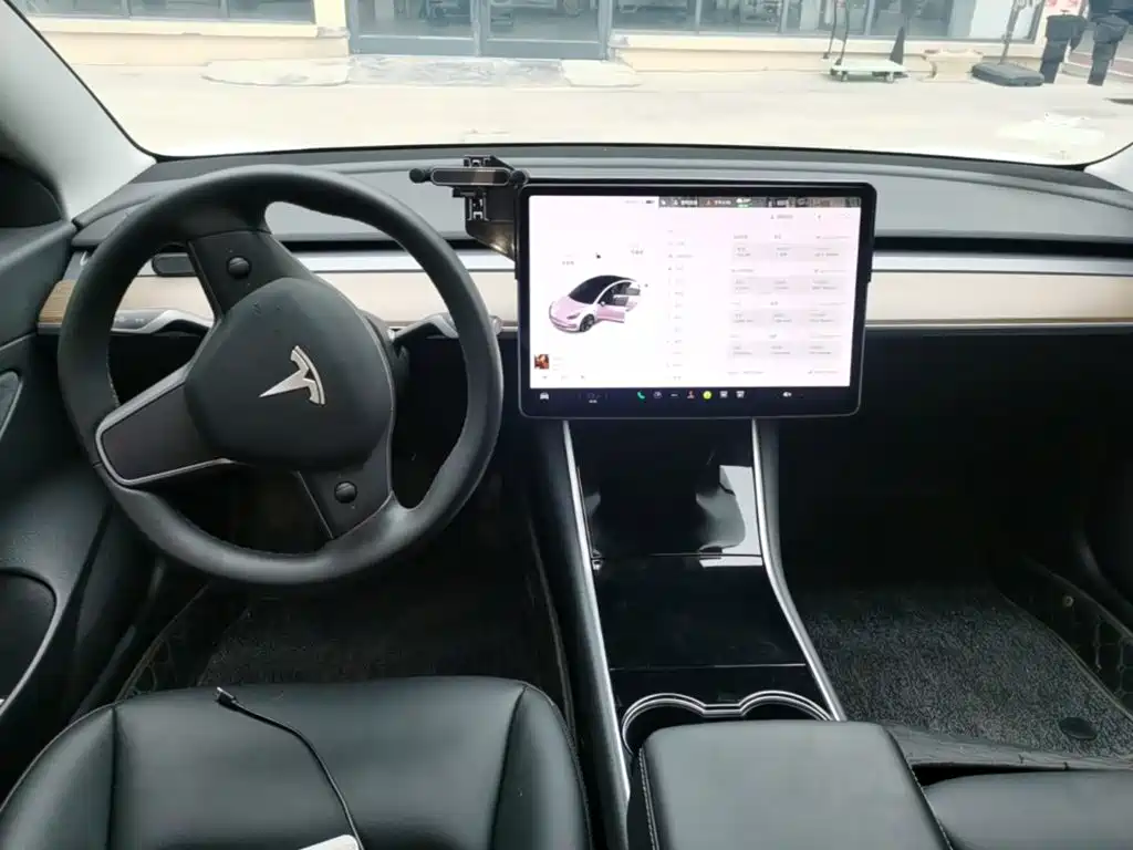 Tesla Model 3 — миниатюра 10