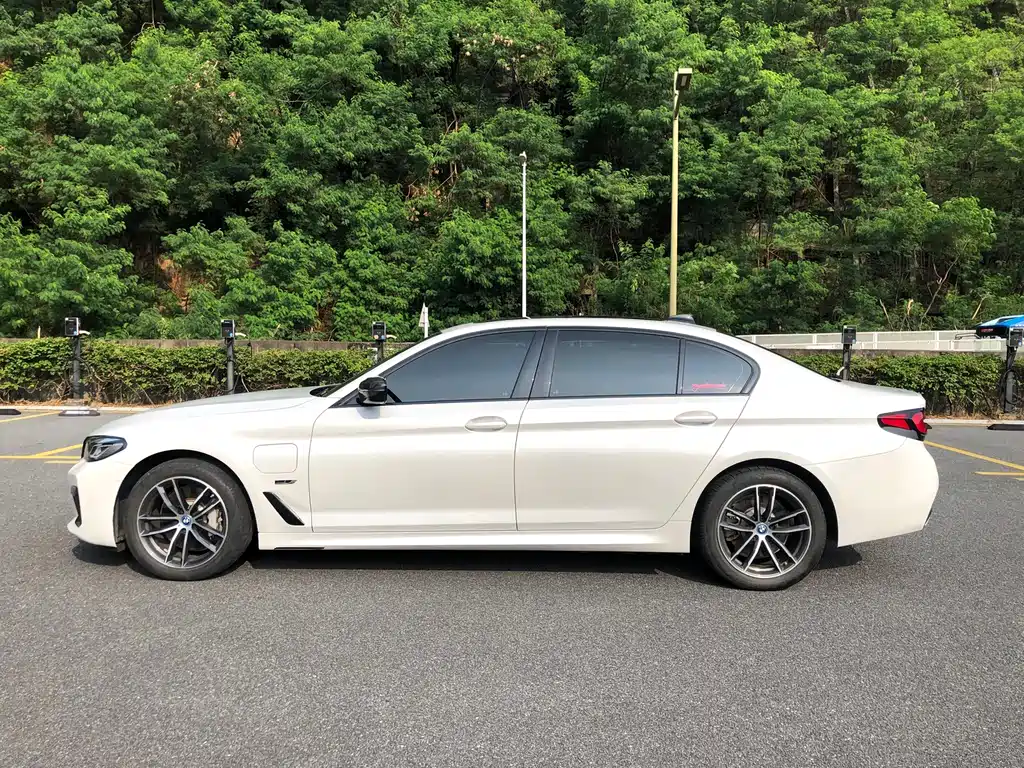 BMW 5 Series New Energy — миниатюра 7