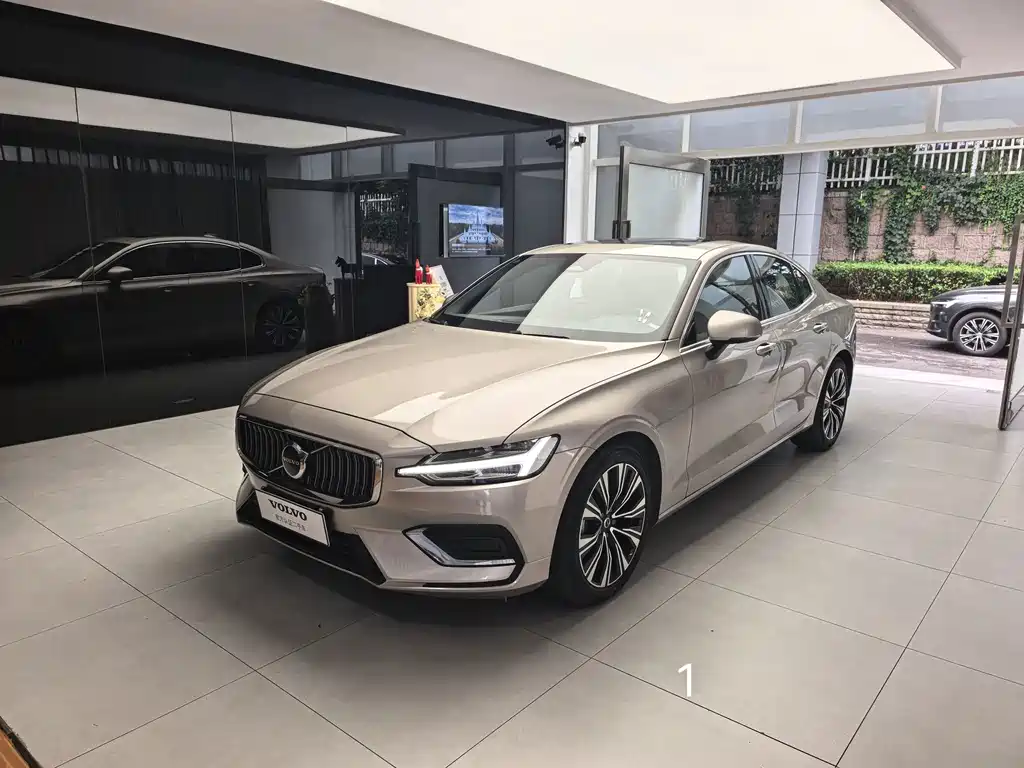 Volvo S60 2025 B4 Luxury