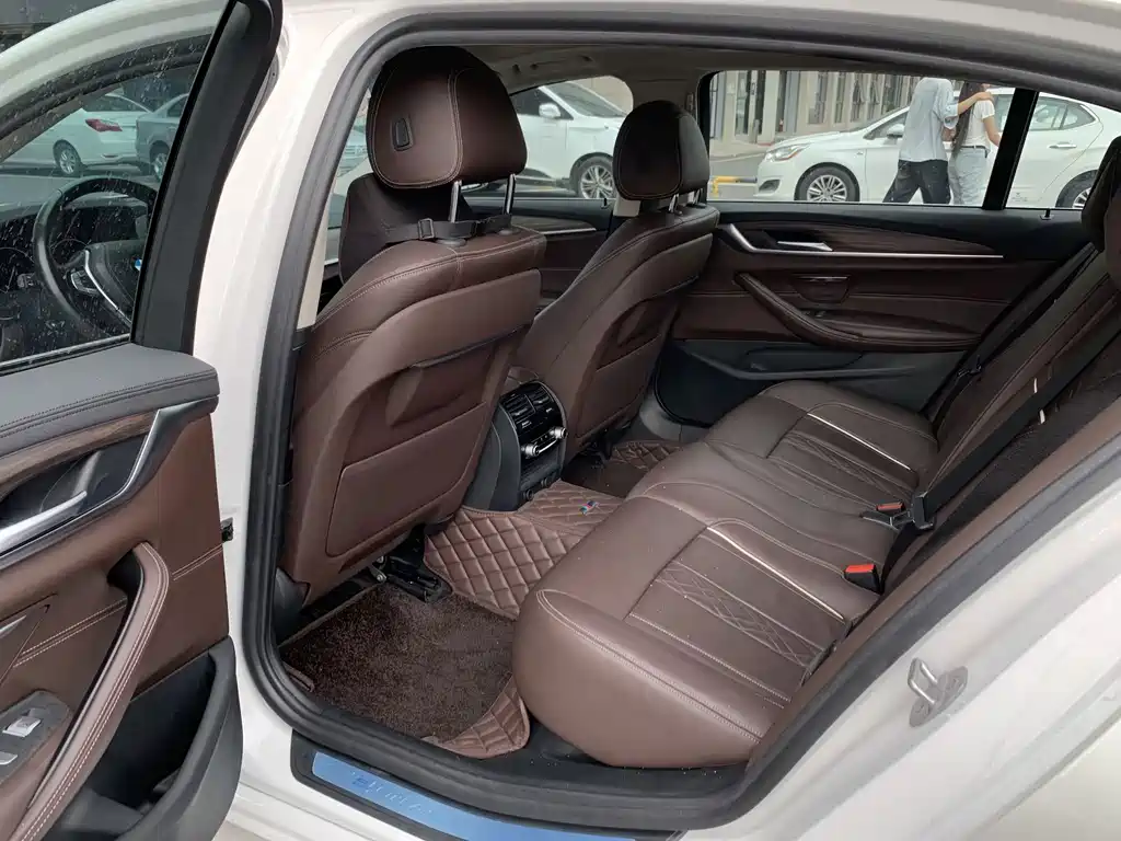 BMW 5 Series New Energy — миниатюра 8