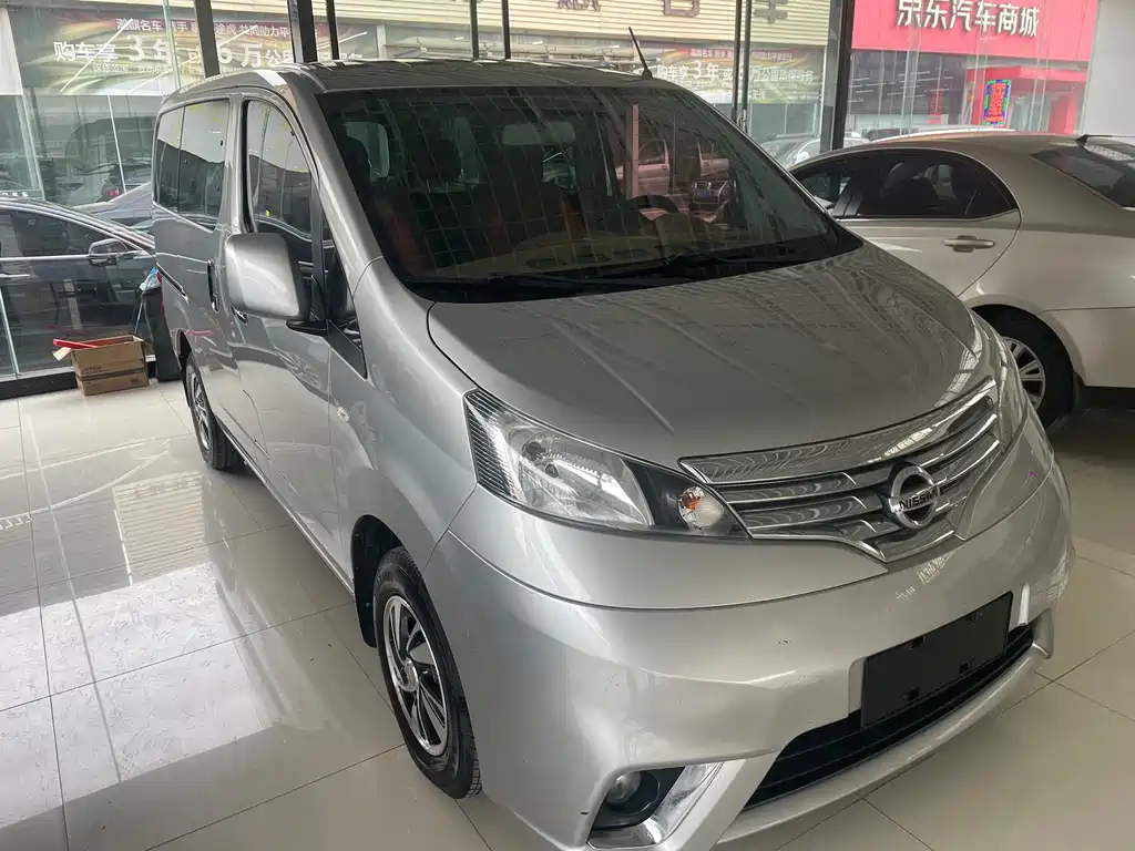 NISSAN NV200