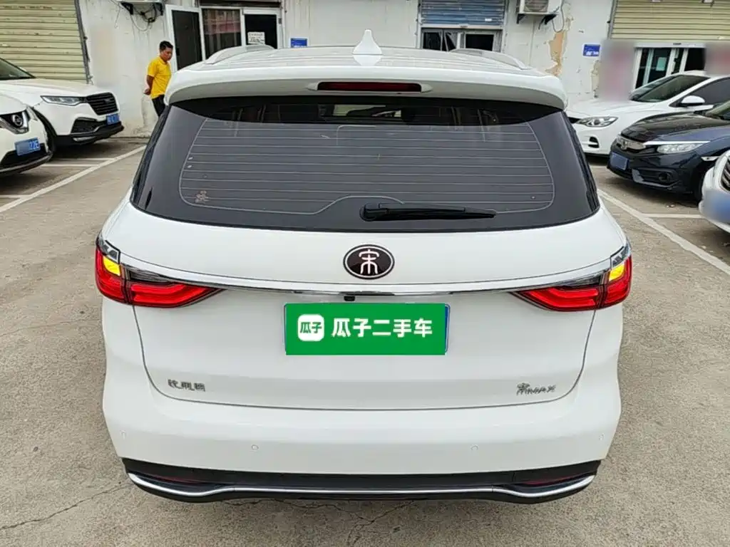 BYD MAX — миниатюра 6
