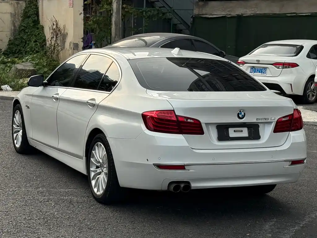 BMW 5 Series — миниатюра 10