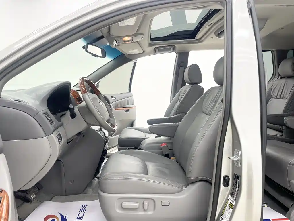 Toyota Sienna — миниатюра 5