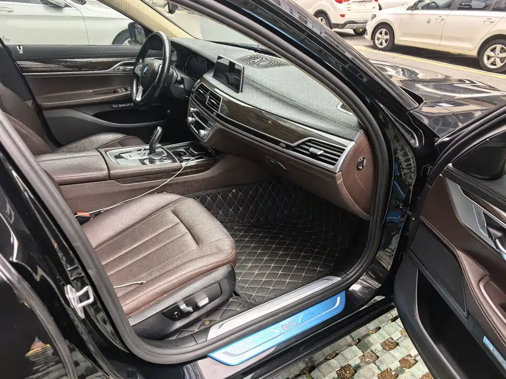 BMW 7 Series — миниатюра 13