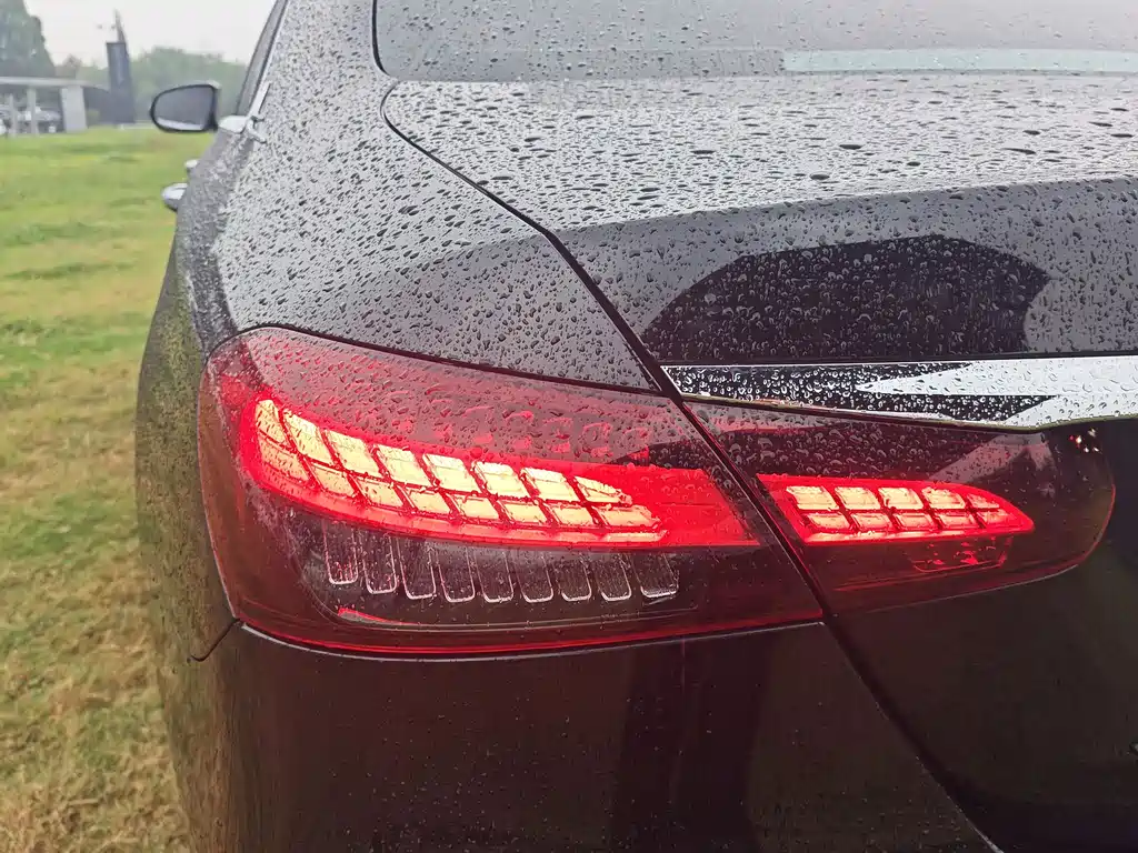 Mercedes-Benz E-Class — миниатюра 8
