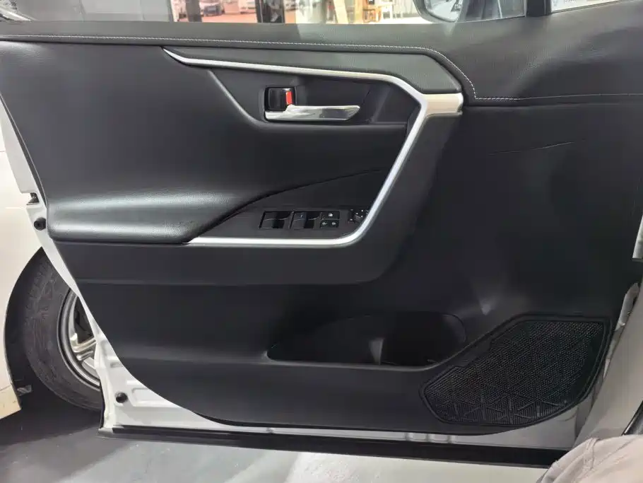 Toyota RAV4 — миниатюра 7