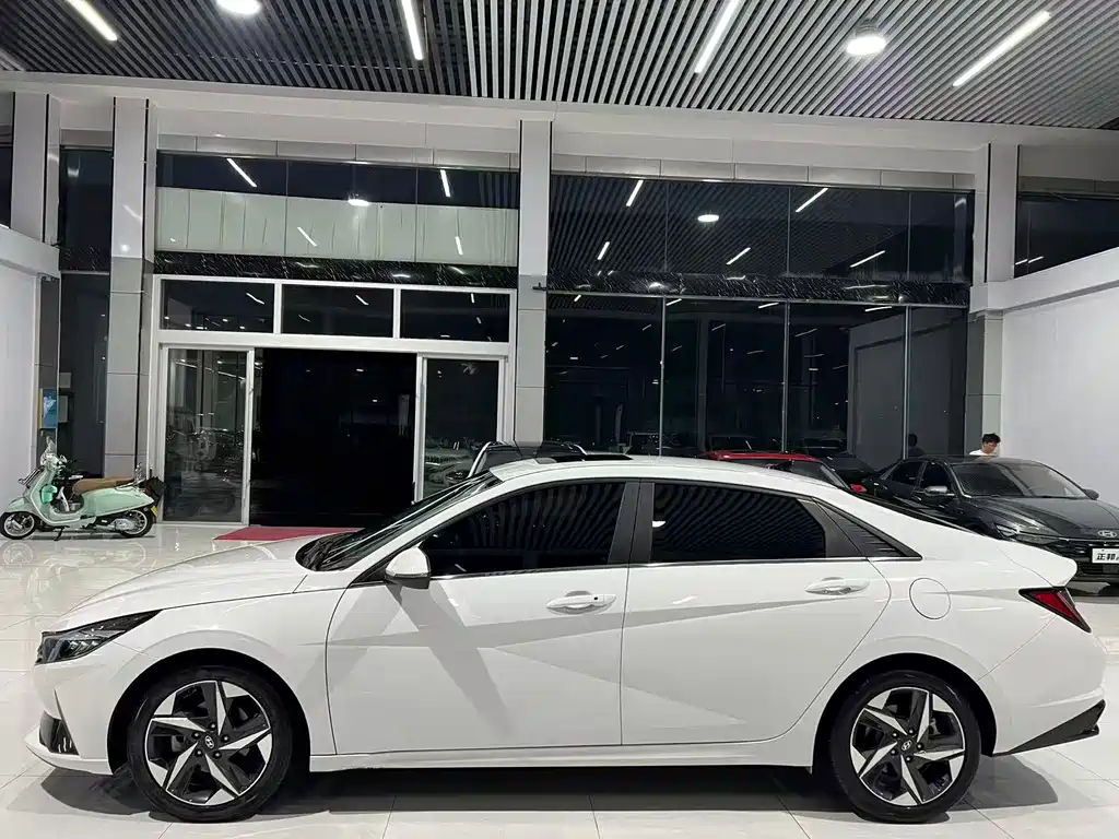 Hyundai Elantra — миниатюра 3