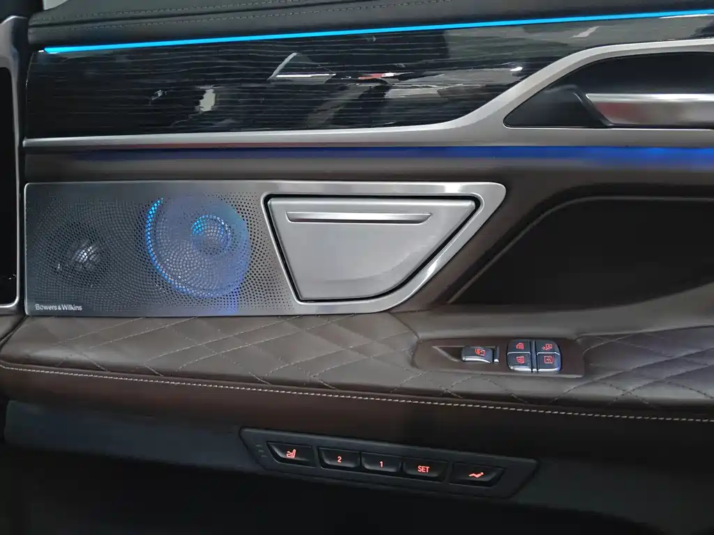 BMW 7 Series — миниатюра 13