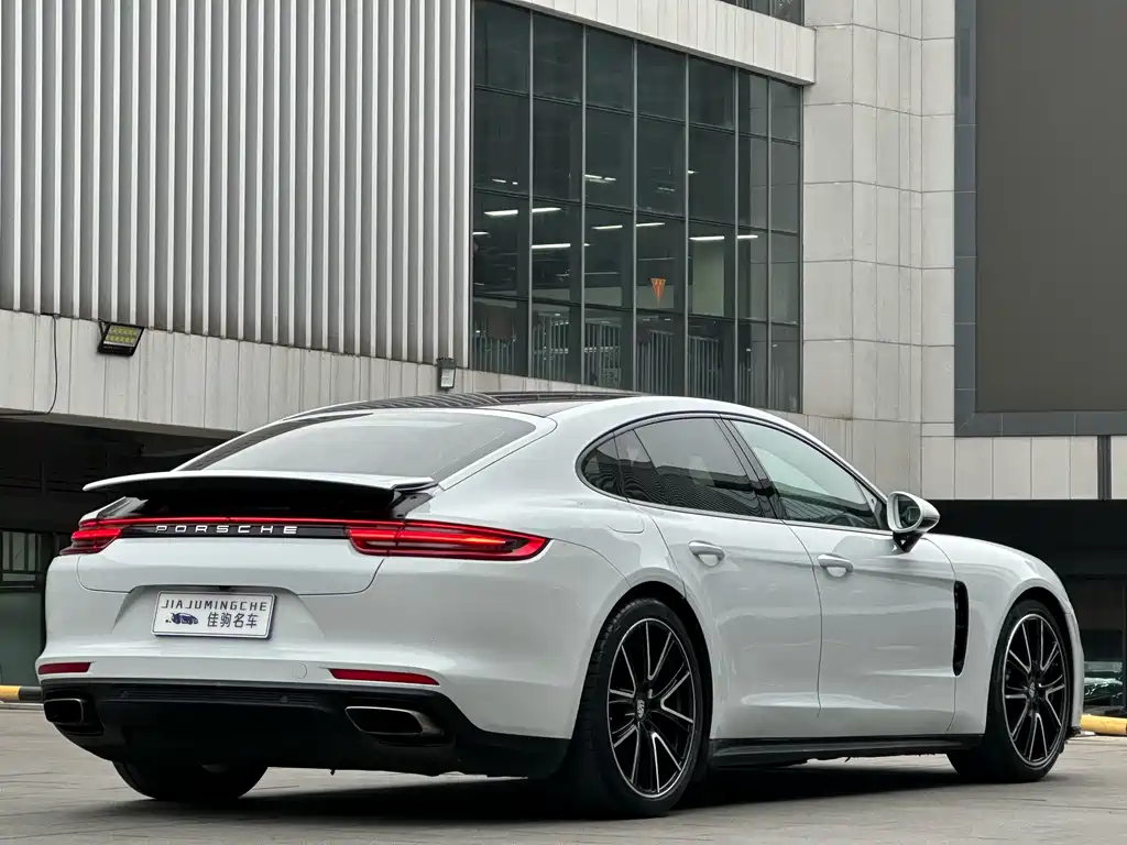 PORSCHE PANAMERA