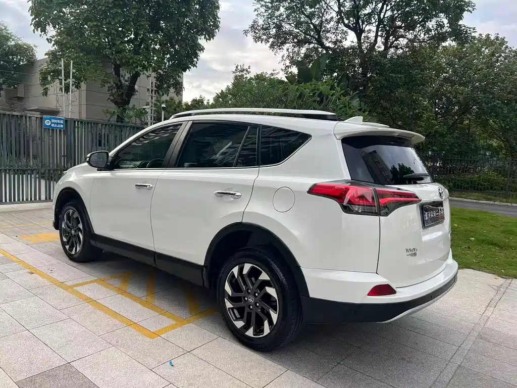 Toyota RAV4 — миниатюра 6