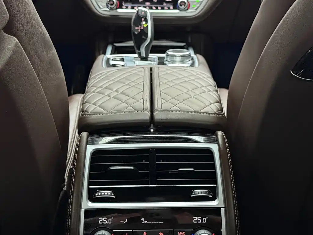 BMW 7 Series — миниатюра 14