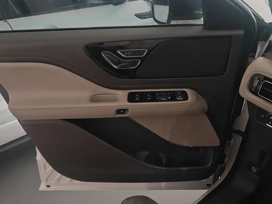 Lincoln Aviator (Import) — миниатюра 7