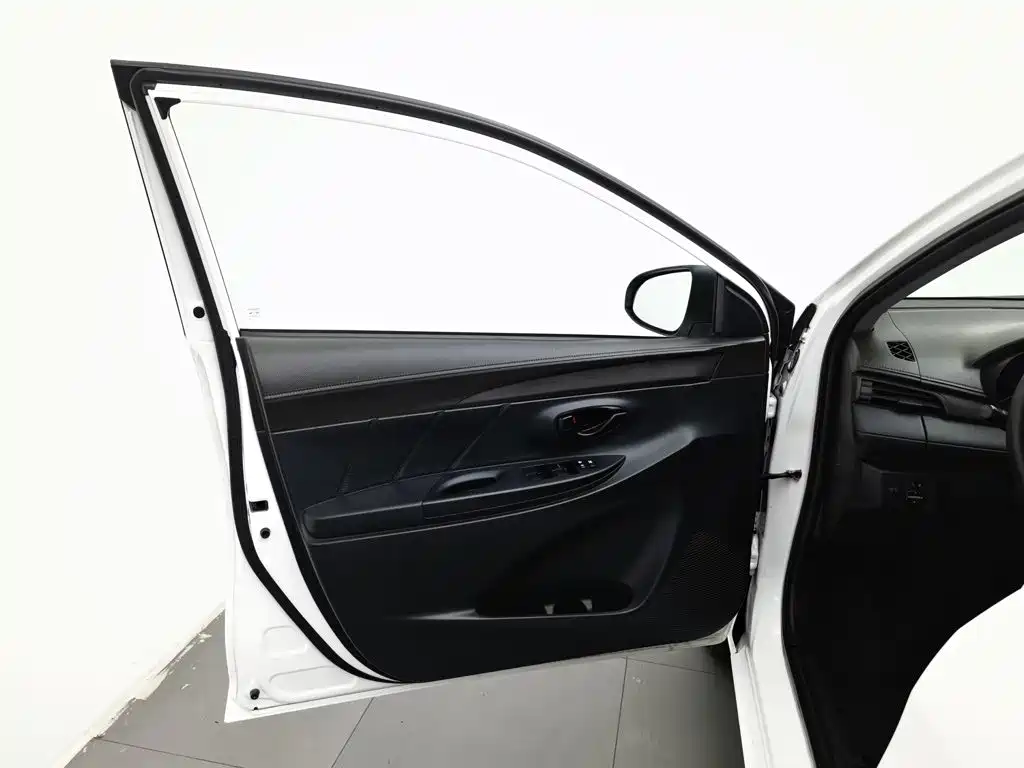 Toyota Yaris L — миниатюра 8