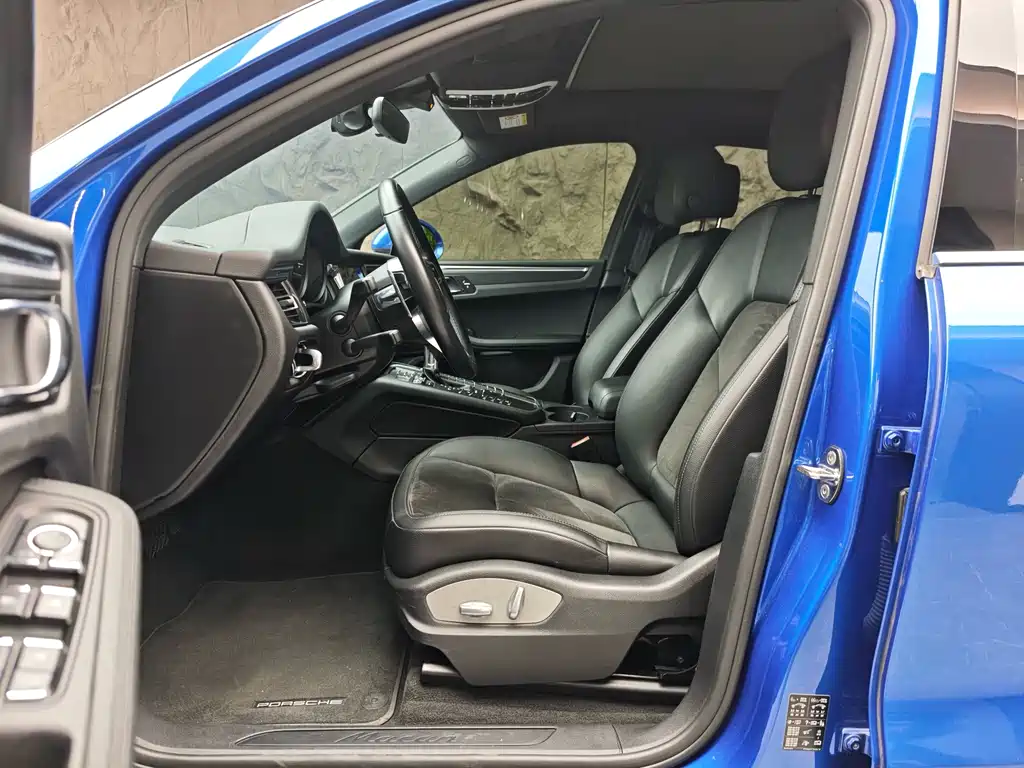 PORSCHE MACAN