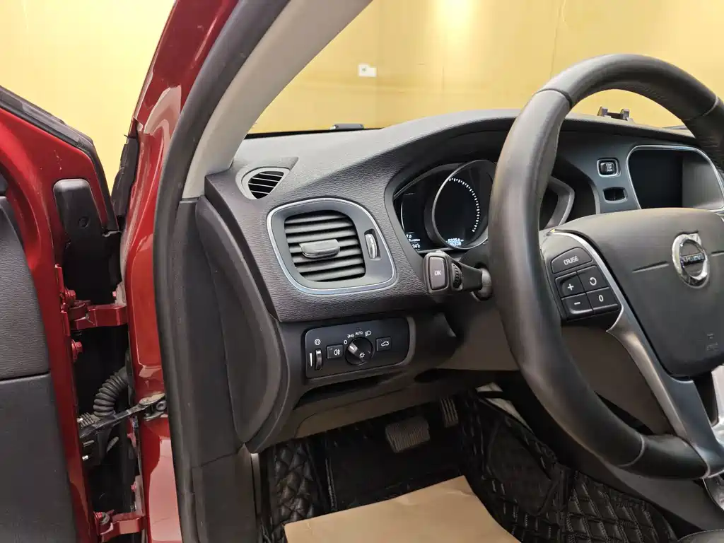 Volvo V40 — миниатюра 11