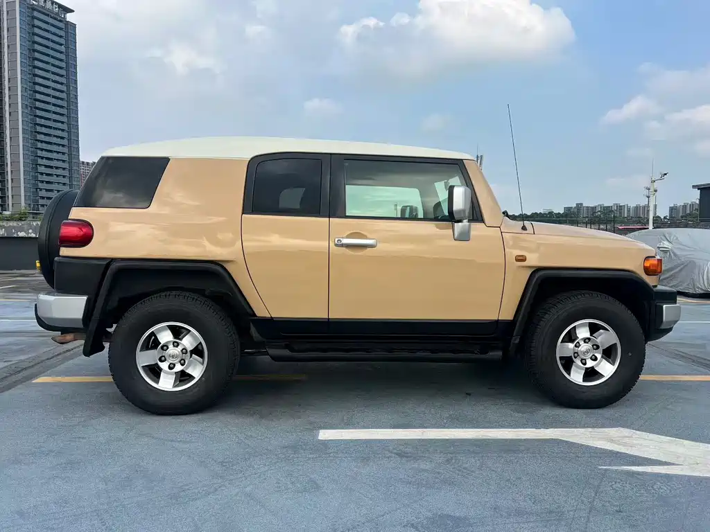 Toyota FJ Cruiser — миниатюра 5
