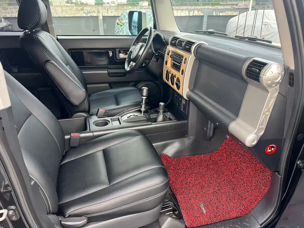 Toyota FJ Cruiser — миниатюра 7