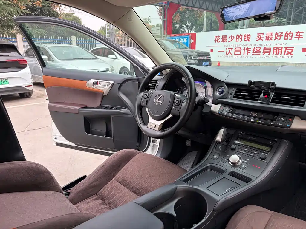 Lexus CT — миниатюра 10