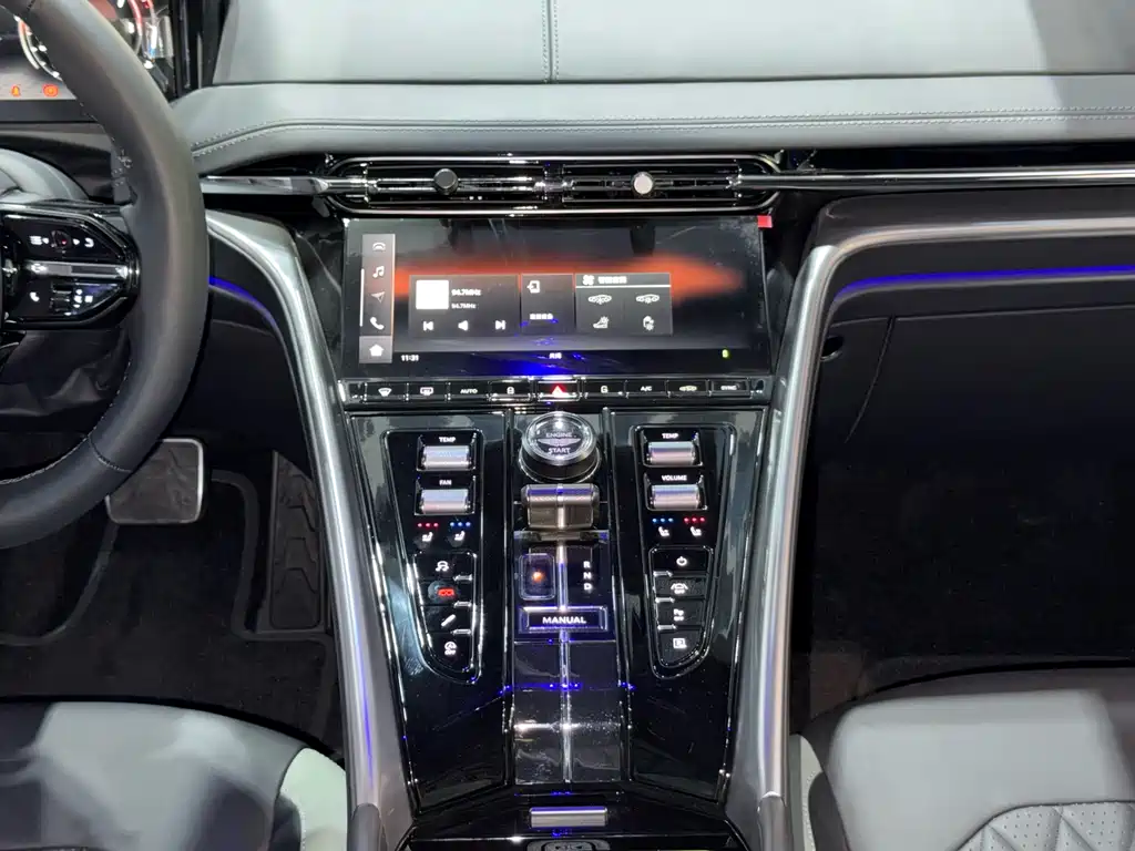 Aston Martin DB12 — миниатюра 15