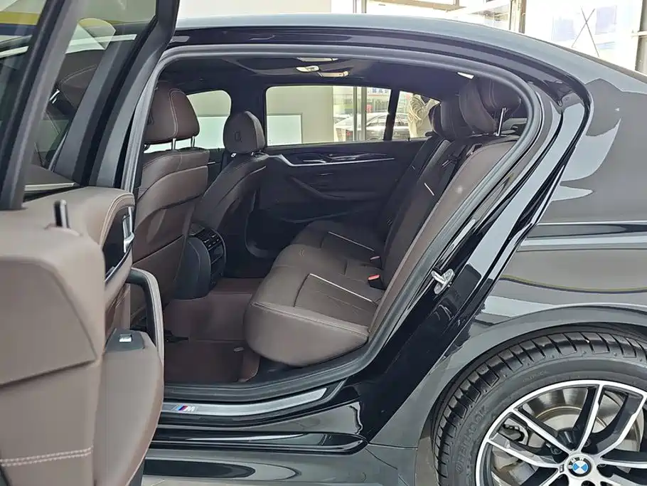 BMW 5 Series — миниатюра 11