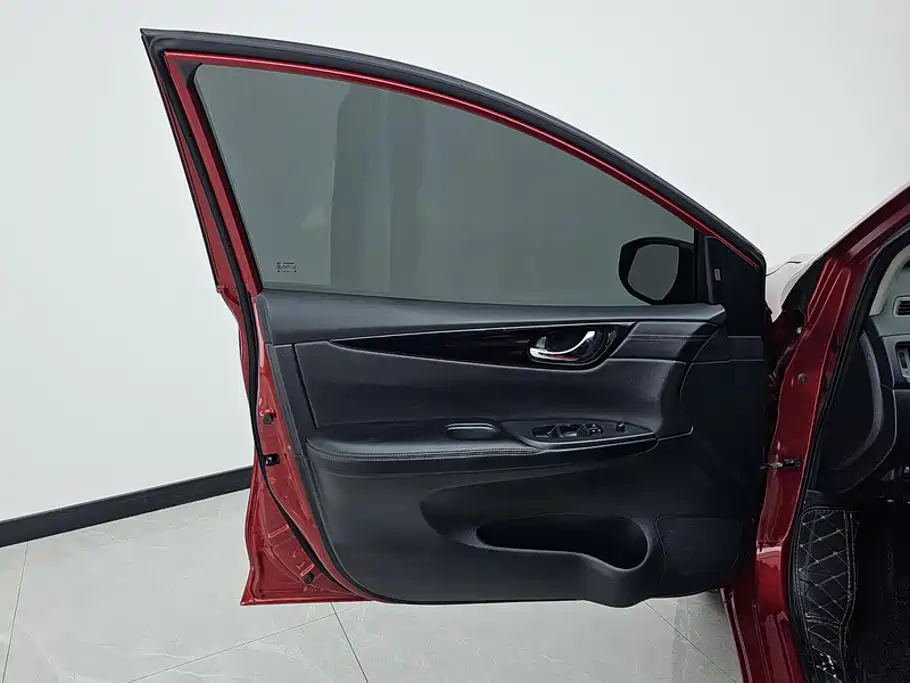 Nissan Tiida — миниатюра 7