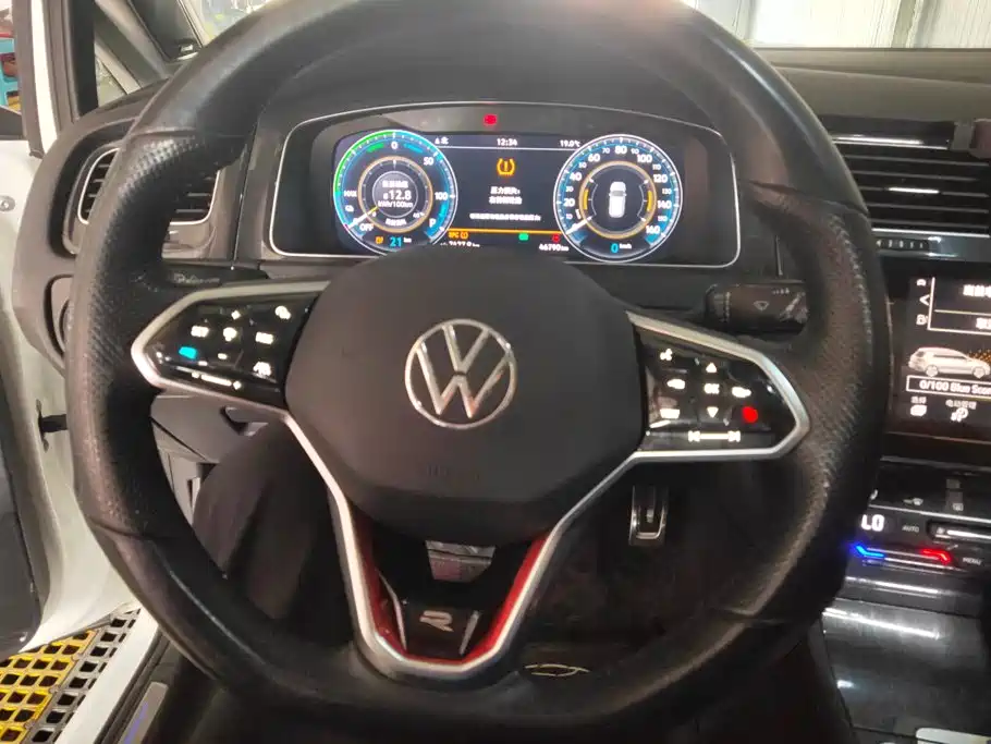 Volkswagen Golf EV — миниатюра 15