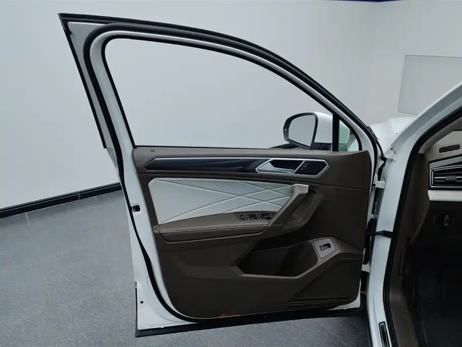 Volkswagen Tiguan L L 2023 330TSI AT Smart