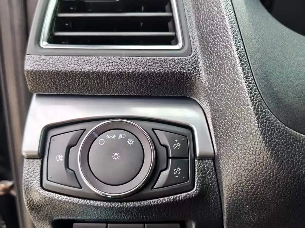 Ford Explorer (Import) — миниатюра 11