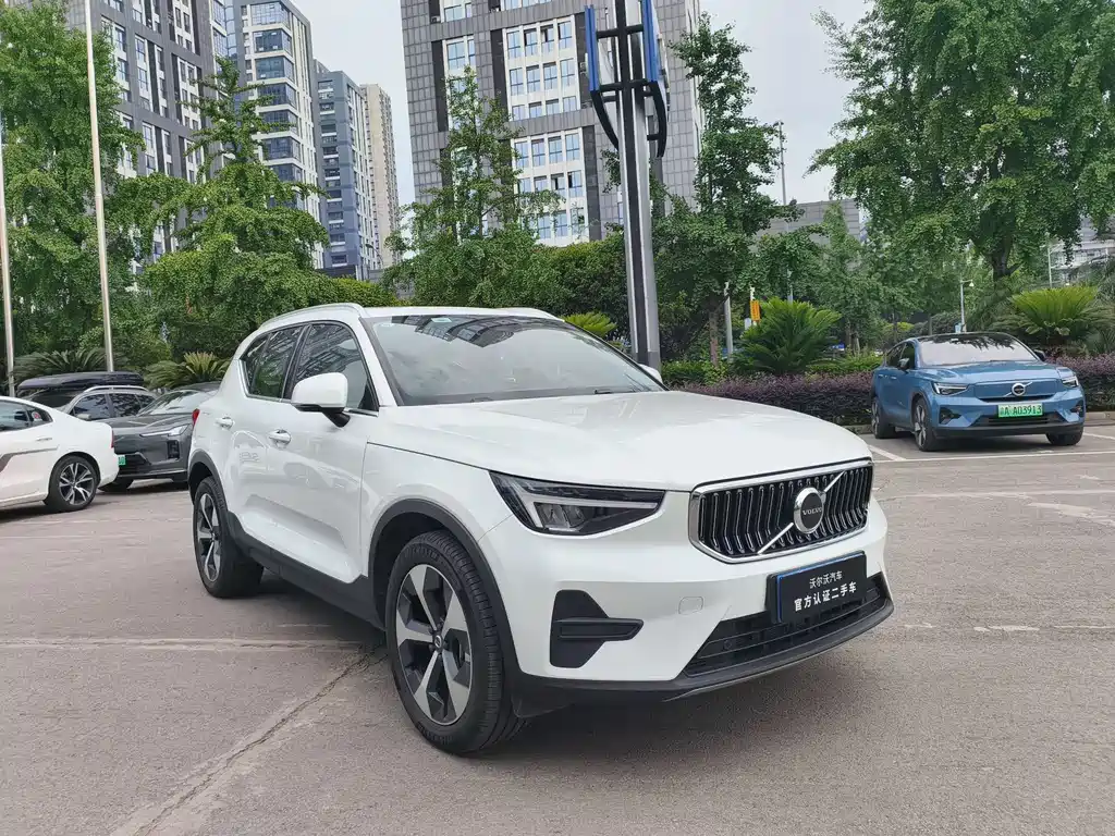 Volvo XC40 2025 B4 Luxury