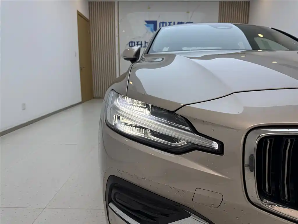 Volvo S60 2025 B4 Luxury