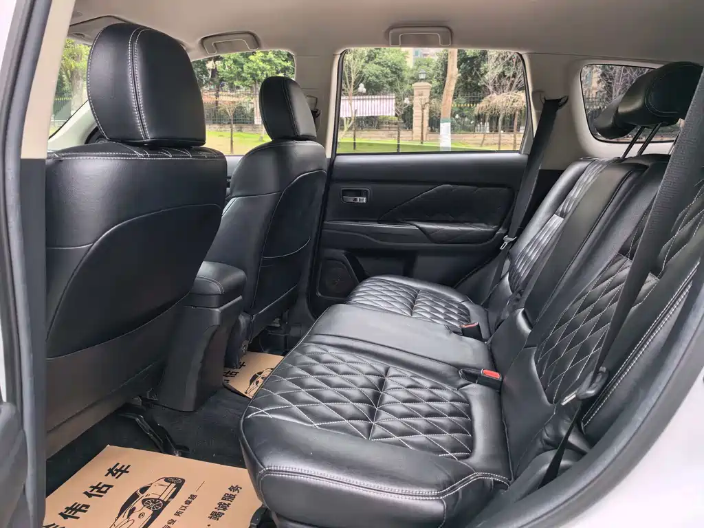 MITSUBISHI OUTLANDER