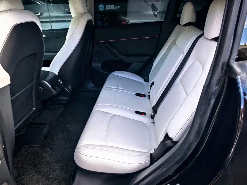 Tesla Model Y — миниатюра 8