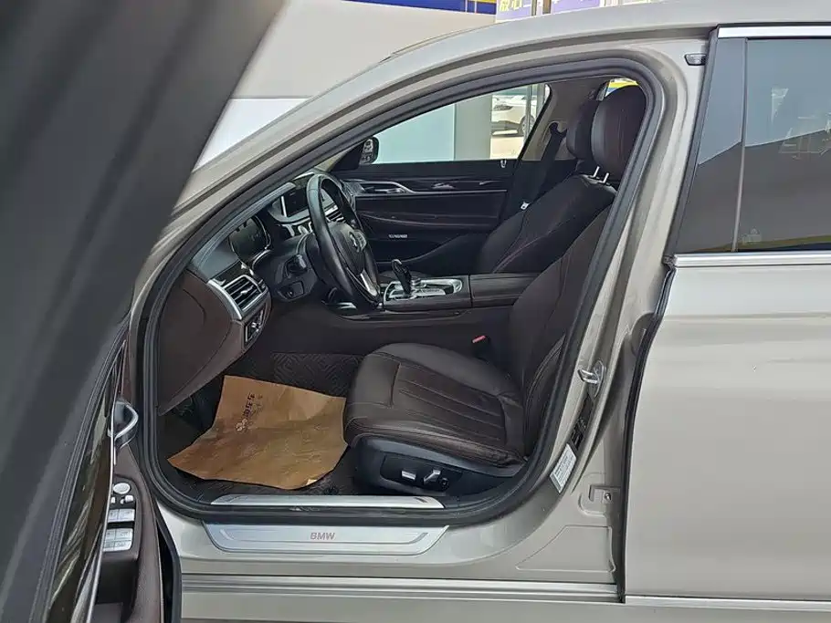 BMW 7 Series — миниатюра 9