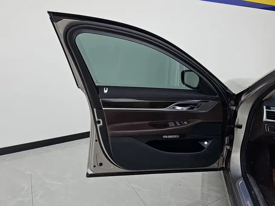 BMW 7 Series — миниатюра 7
