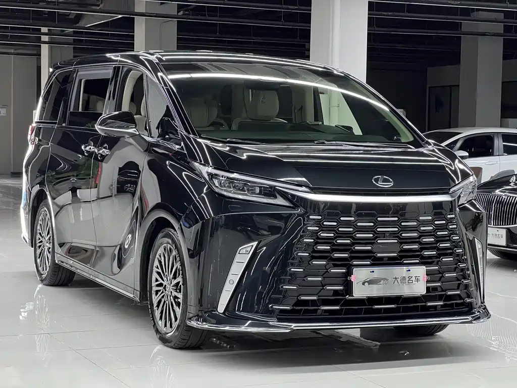 Lexus LM 2023 500h мест