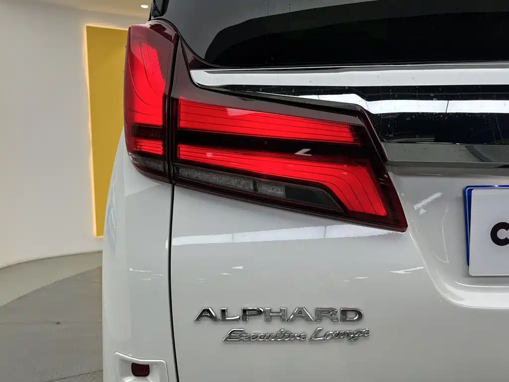 Toyota Alphard — миниатюра 9