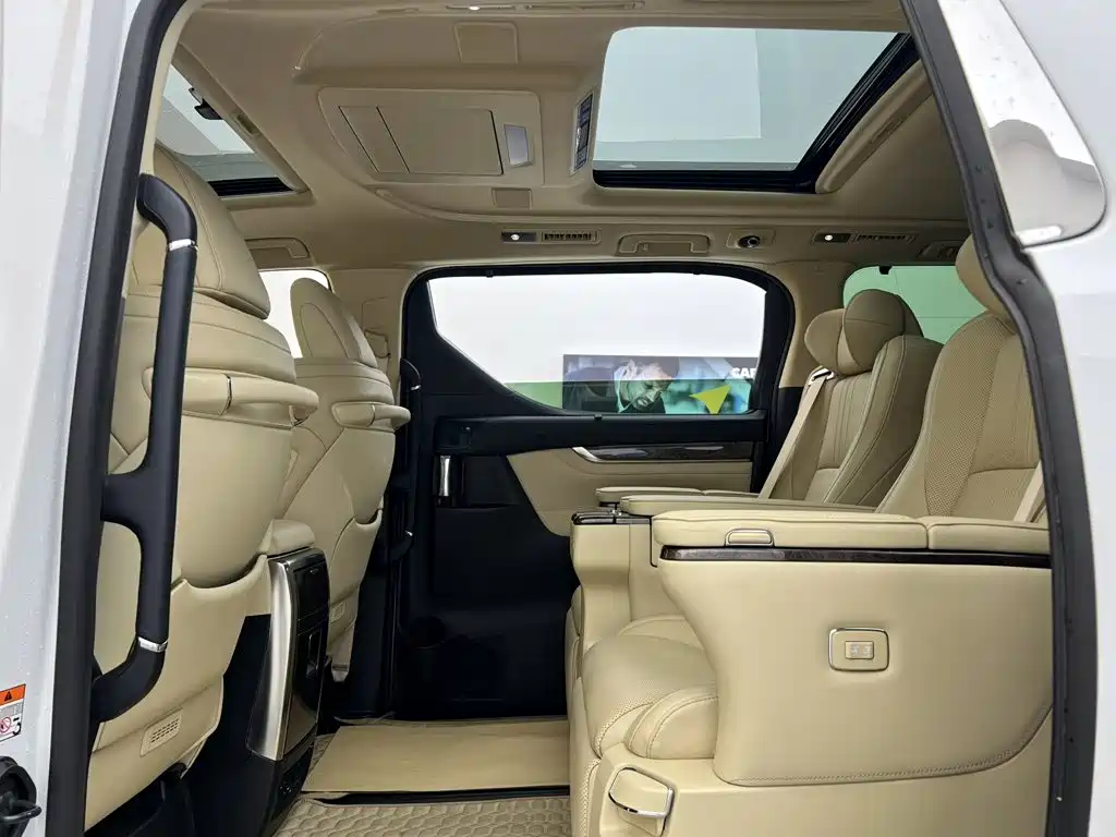Toyota Alphard — миниатюра 34