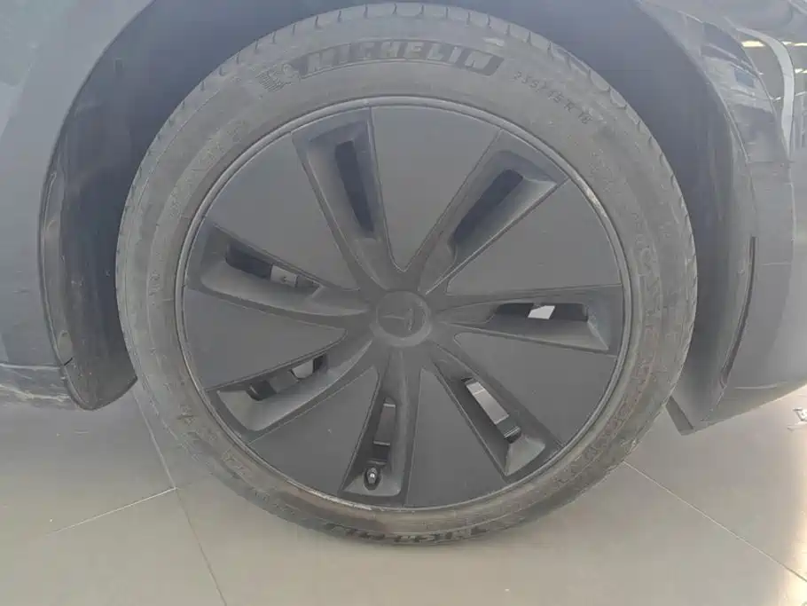 Tesla Model 3 — миниатюра 6