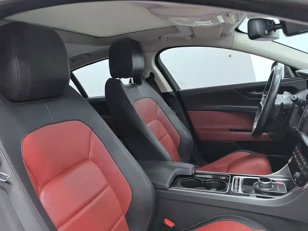 Jaguar XE — миниатюра 13