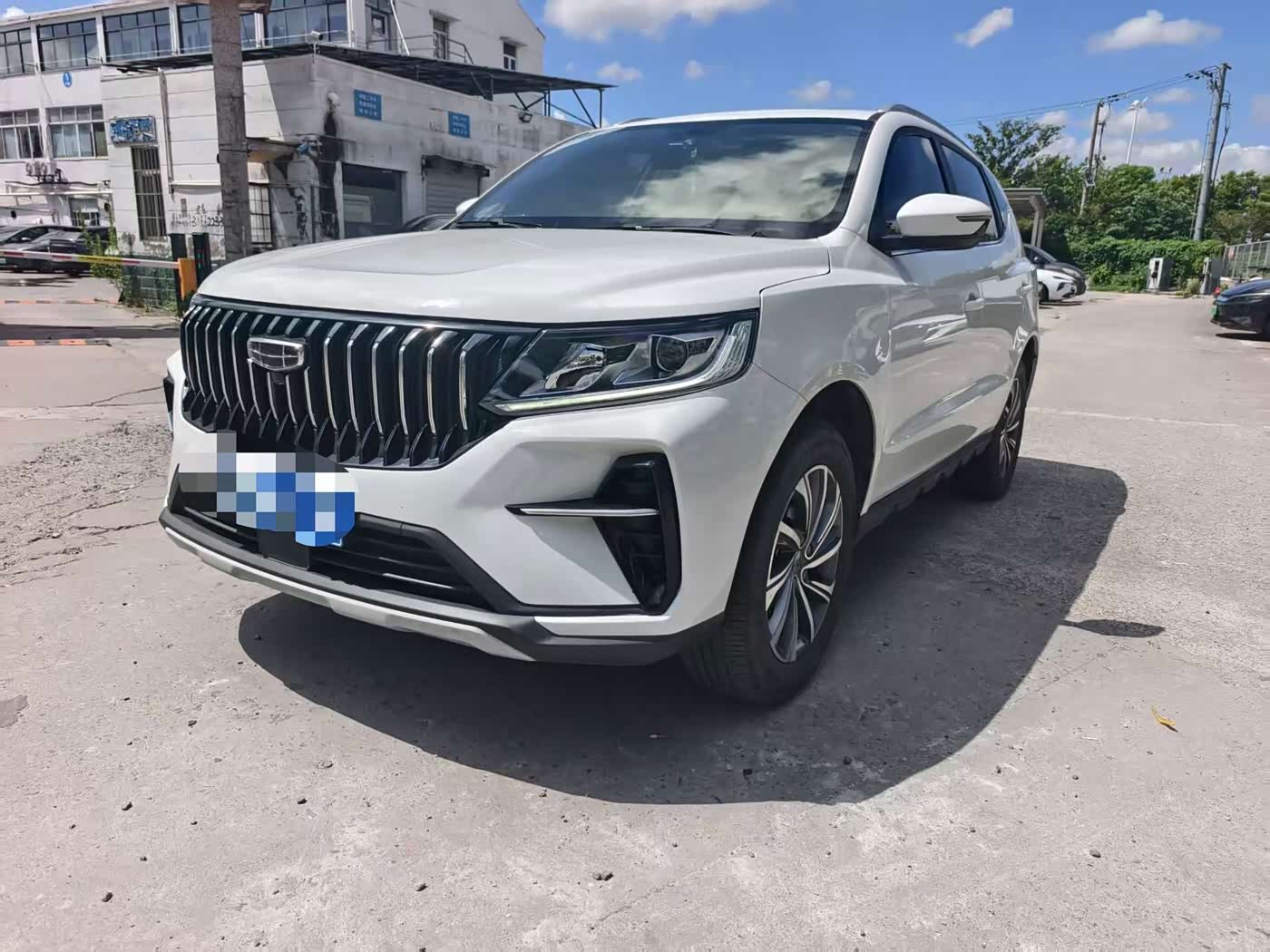 Geely Emgrand X6 1.4 л 2023 г. Белый, пробег 33000 км