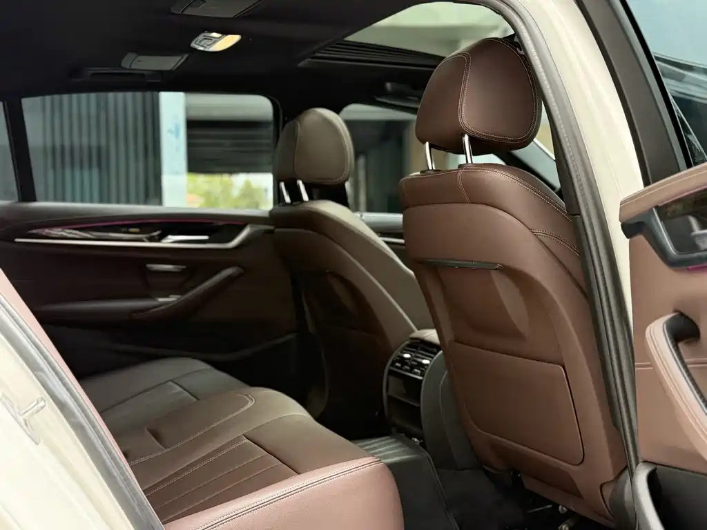 BMW 5 Series — миниатюра 7
