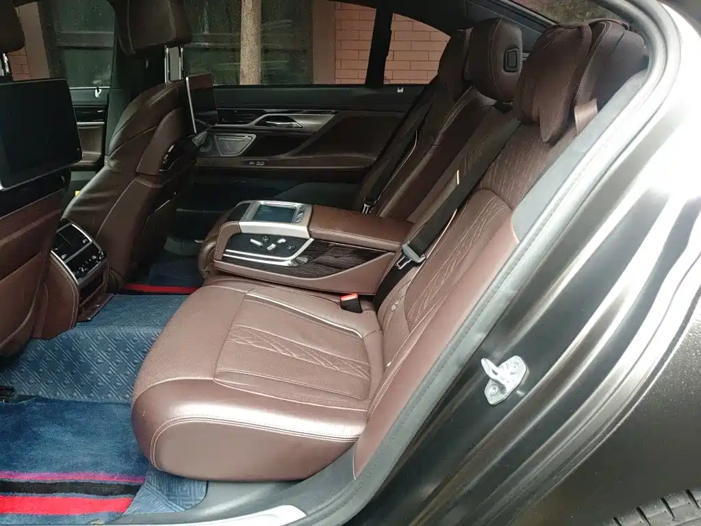 BMW 7 Series — миниатюра 13