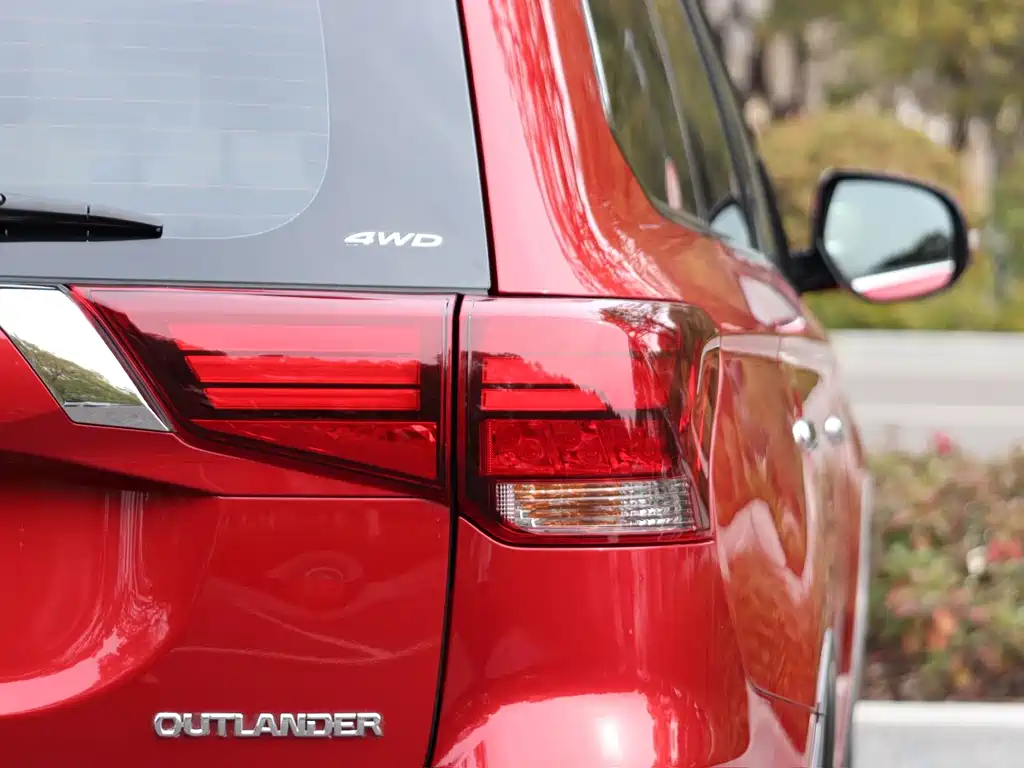 MITSUBISHI OUTLANDER