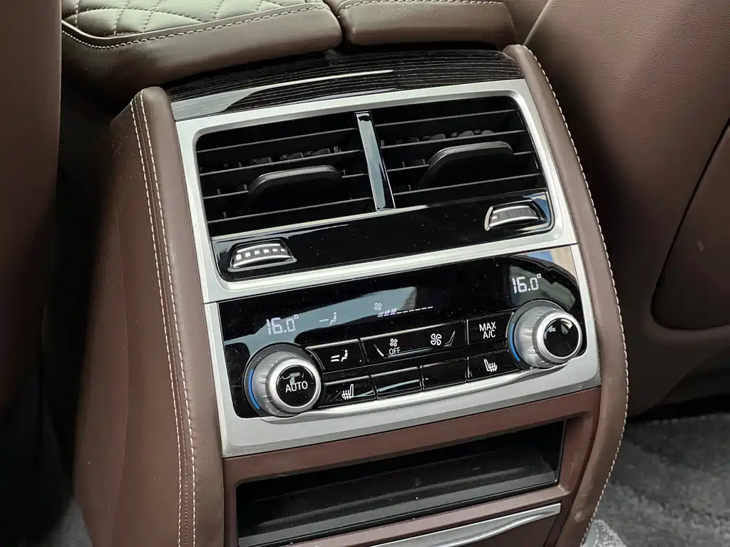 BMW 7 Series — миниатюра 17