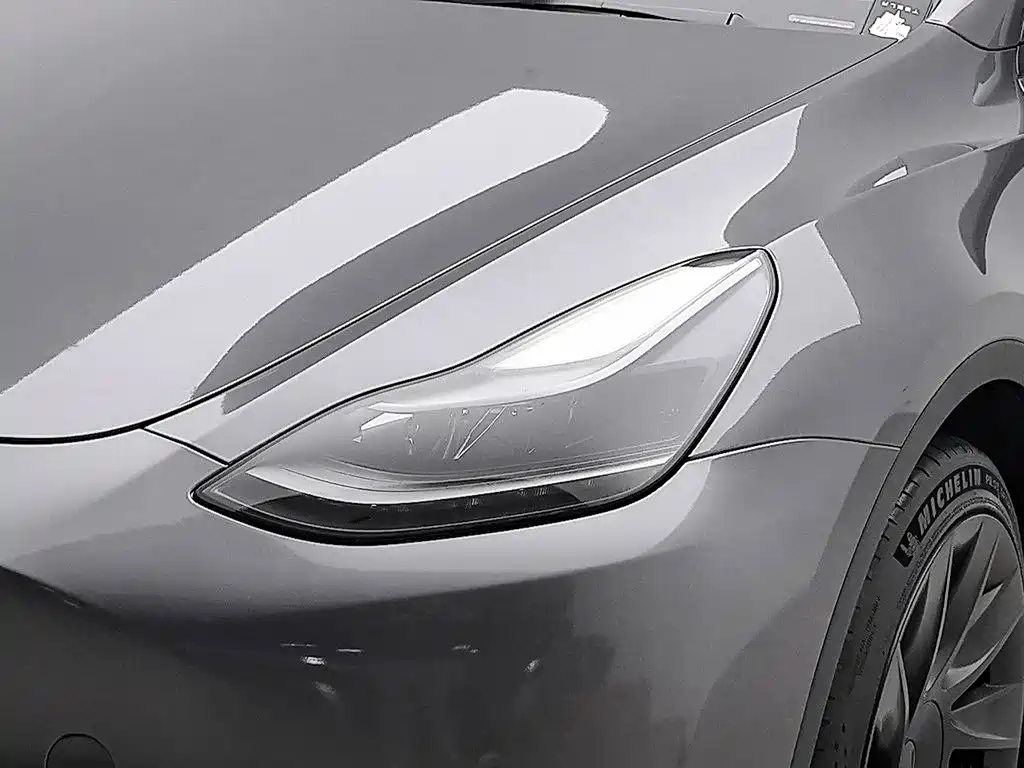 Tesla Model Y — миниатюра 7