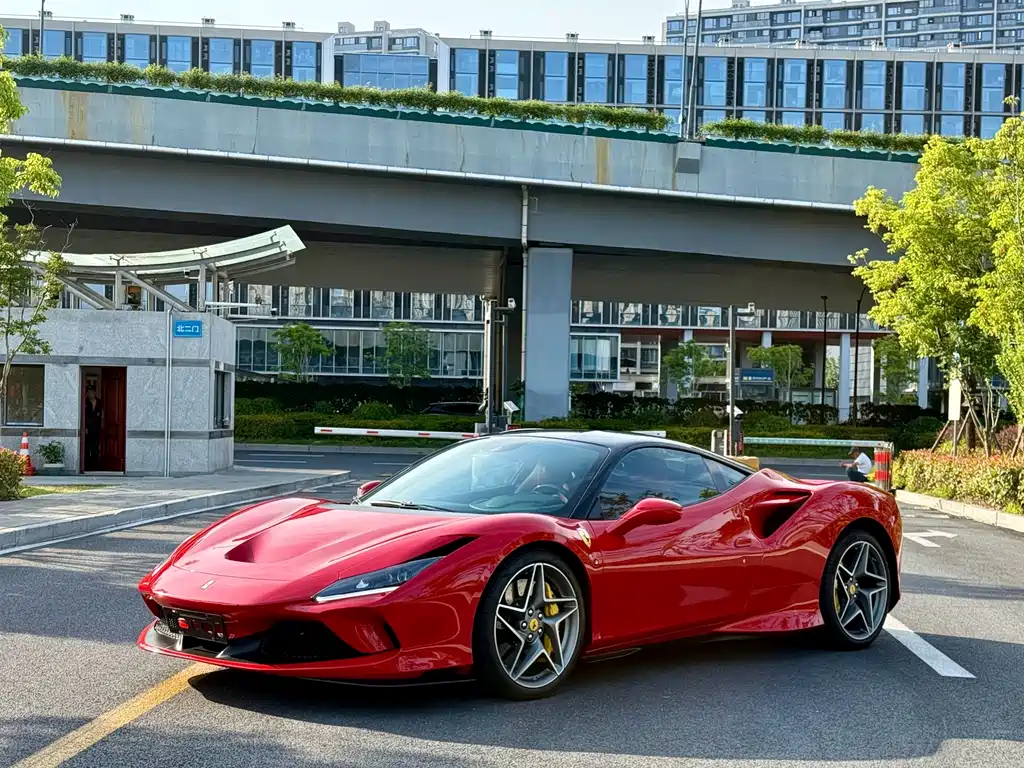 FERRARI F8