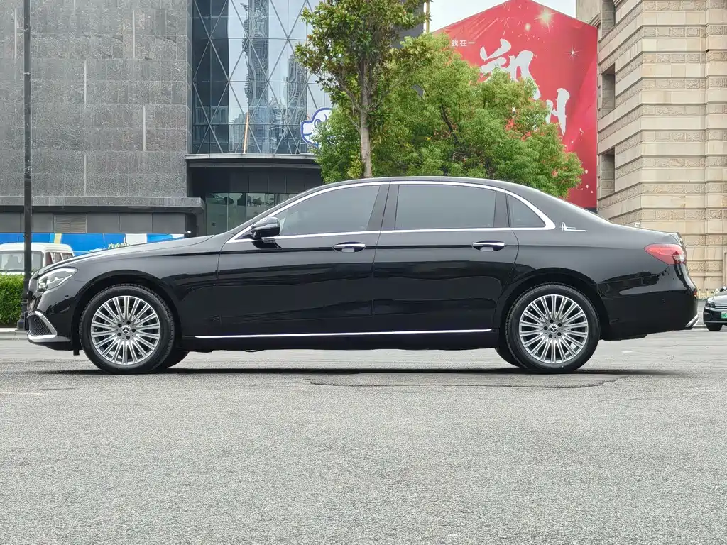 Mercedes-Benz E-Class — миниатюра 7